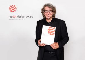 Klaus Brettner mit dem red dot design award 2012